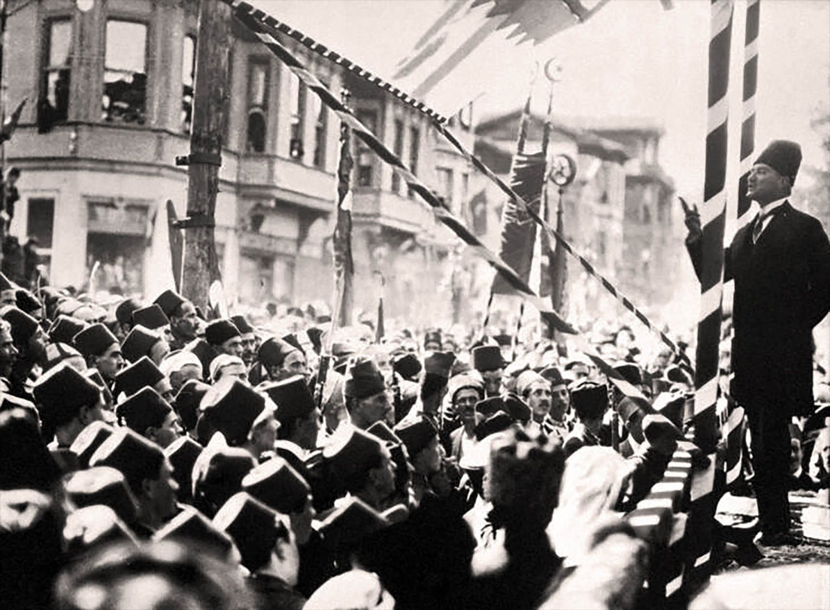 Atatürk’ün ilk Bursa gezisinde Bursalılara seslenişi, 1922 (Bursa Kent Müzesi)