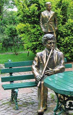 İstanbul-Şairler-Parkı'ndaki-heykeli