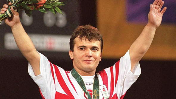 Halterde en fazla olimpiyat altın madalyası kazanan sporcu Naim Süleymanoğlu