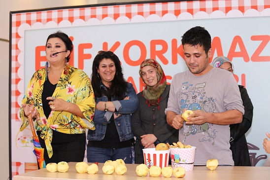 Ünlü yemek programcısı Elif Korkmazel, İnegöl AVM’ye konuk oldu