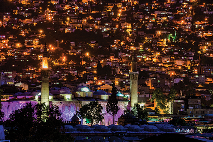 Ulu bir cami ve sırtını dayadığı eski Bursa