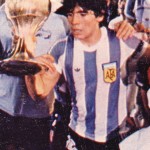 Maradona_y_la_copa_-_Mundial_Juvenil_1979_-_Gente_sept_1979