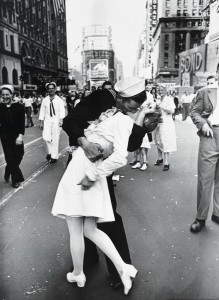 1945 – Alfred Eisenstaedt – V-J Day,Times Square, The Kiss