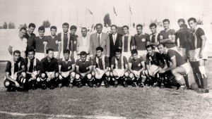 1963’te Merinos ile hazırlık maçı öncesi Başkan Salih Kiracıbaşı ile Bursaspor’un ilk kadrosu