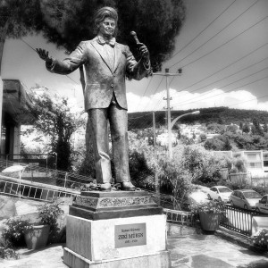 Bodrum'daki evinin girişindeki Zeki Müren heykeli_