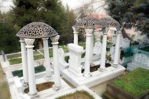 Zeki Müren'in Emir Sultan Mezarlığı'ndaki kabri