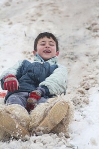 Karda oynayan çocuk