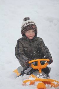 Karda oynayan çocuk