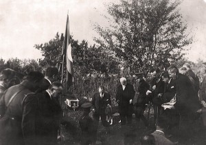 Atatürk İpekiş Fabrikası'nın temelini atarken (İpekiş Fabrikası arşivi)