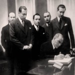 Atatürk Merinos'un açılışında hatıra defterine yazarken (Merinos Tekstil ve Sanayi Müzesi)