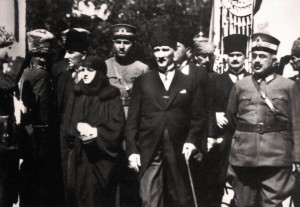 Atatürk’ün ve eşi Latife Hanım'ın, Tophane'de Osmangazi ve Orhangazi türbelerini ziyareti (Bursa Kent Müzesi)