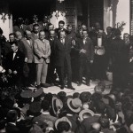 Hünkar Köşkü, 28 Eylül 1925, Atatürk’ü şapkalarıyla selamlayan Bursalılar (Hünkar Köşkü Müzesi arşivi)