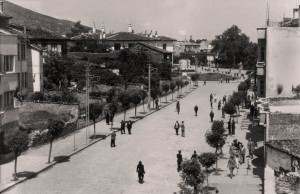 Setbaşı Caddesi'nden Cumhuriyet'in 8. yıldönümünde açılışı yapılan Atatürk Anıtı'nın görünümü, 29 Ekim 1931 (İhsan Celal Antel'in arşivi)