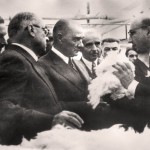 Sümerbank Nazilli Fabrika açılışında Müdür Fazlı Turga, Atatürk, İsmet İnönü ve Celal Bayar'a bilgi veriyor, 1937 (Merinos Tekstil ve Sanayi Müzesi)