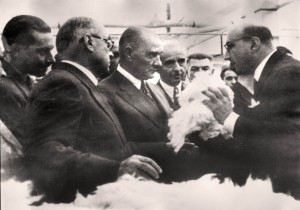 Sümerbank Nazilli Fabrika açılışında Müdür Fazlı Turga, Atatürk, İsmet İnönü ve Celal Bayar'a bilgi veriyor, 1937 (Merinos Tekstil ve Sanayi Müzesi)
