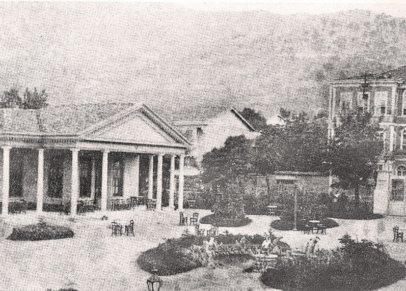 Sağda idari merkez, solda Ahmet Vefik Paşa Tiyatrosu (Abdulhamit'in bir albümünden, İstanbul Üniversitesi Kütüphane Koleksiyonu)