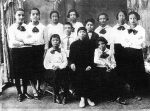 1924 Bizim Mektep, Zehra Budunç öğrencilerle. Sağında Muazzez İlmiye Çığ, ikisinin ortasında-Orhan Burian
