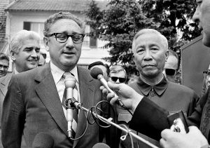 Nobel ödülünü reddeden Le Duc Tho ve dönemin ABD Dışişleri Bakanı Henry Kissinger