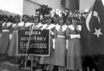 Yıl 1936. Necatibey Kız Enstitüsü öğrencileri tören beklerken